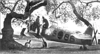 Самолет командира первой эскадрильи Реентса Герберт Шоб в кабине своего - фото 148