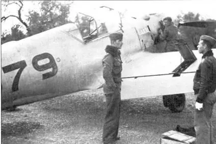 Вернер Мельдерс у своего самолета Bf109В2 на стоянке Bf109 над - фото 150