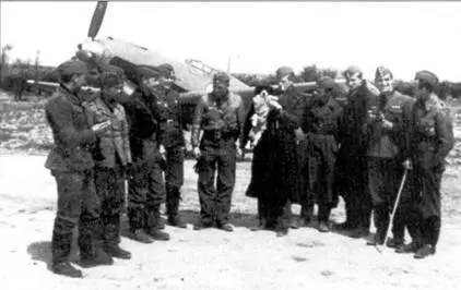 Летчики первой эскадрильи после полетов Отдых между боями Командир - фото 152