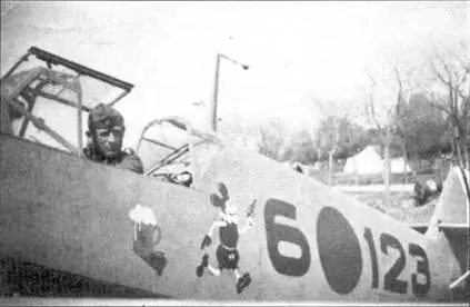 Летчик Ганс ШмолерХалд из третьей эскадрильи в кабине своего истребителя - фото 161