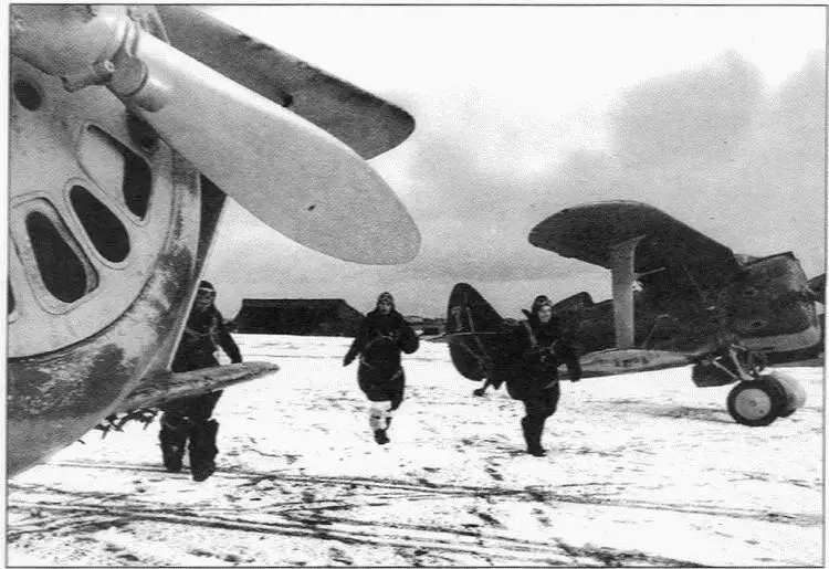 Старт по тревоге Летчики в зимних комбинезонах бегут к своим Чайкам Таким - фото 48