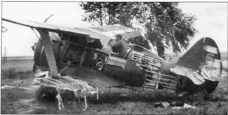 Немецкий солдат в разбитой Чайке на захваченном аэродроме И153 - фото 56