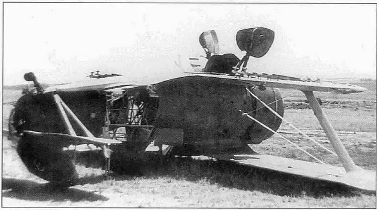 И153 перевернутый взрывной волной во время немецкой бомбежки советского - фото 57