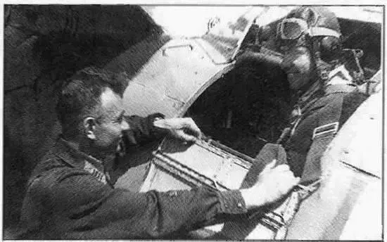 Лейтенант Абрамов в кабине И153 и комиссар 71го иап ВВС КБФ Сербин - фото 61