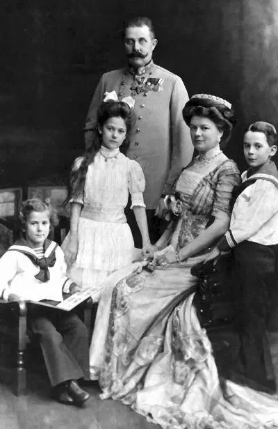 Эрцгерцог ФранцФердинанд с супругой и детьми В 1898 году ФранцФердинанд на - фото 87