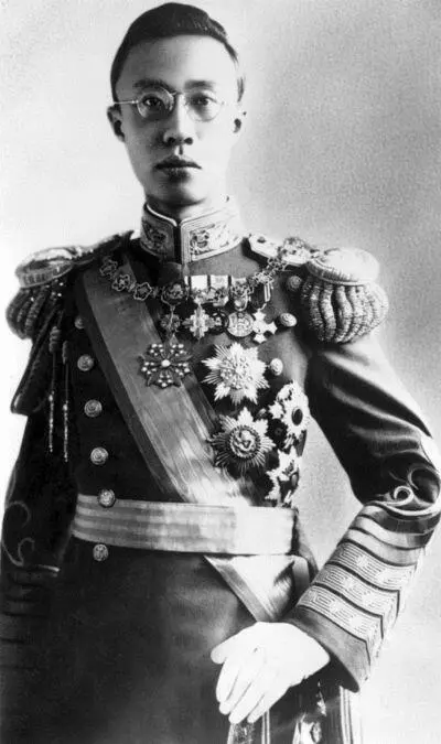 Пу И Итак перед нами самое начало 1920х годов Император смещён с престола - фото 92