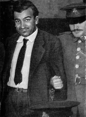 Никос Белояннис во время процесса 93х 1951 г Элли Иоанниду выступающая - фото 29