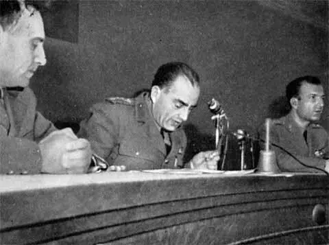 Судьи афинского военного трибунала 1952 г Никос Белояннис во время - фото 32