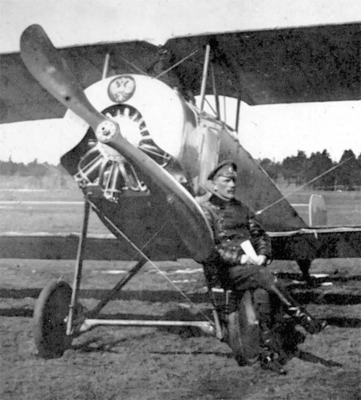А А Казаков у своего самолета Фото начала XX в 18 марта 1915 г Казаков - фото 39