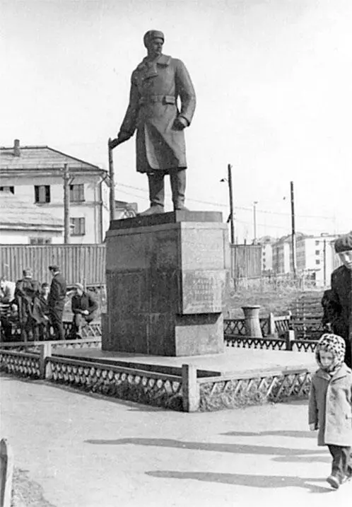 Памятник А В Спекову в Кандалакше 26 апреля 1940 г погибшему на той войне - фото 49