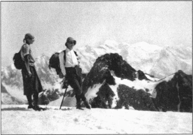 В Альпах с Рудольфом Раном 1926 С мамой в парижской квартире С отцом Париж - фото 33