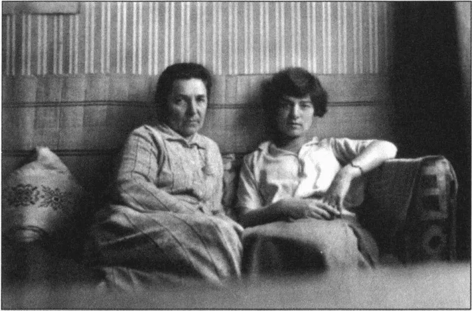 С мамой в парижской квартире С отцом Париж 1927 Перед портретом мамы Париж - фото 34