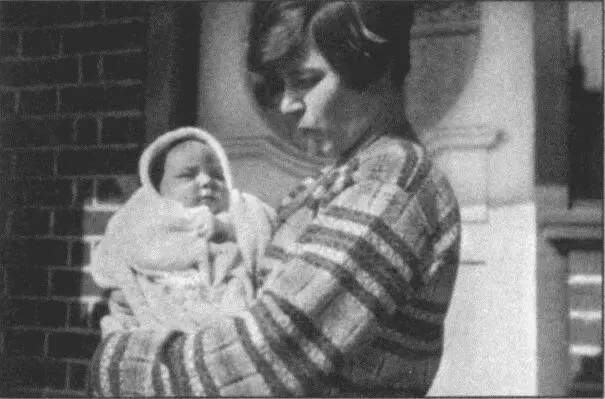 Анна Алексеевна с новорожденным сыном Сергеем 1928 Петр Леонидович и Анна - фото 43