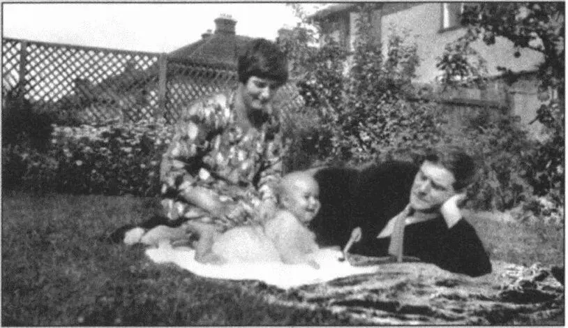 Петр Леонидович и Анна Алексеевна с сыном Сергеем 1928 Анна Алексеевна с - фото 44