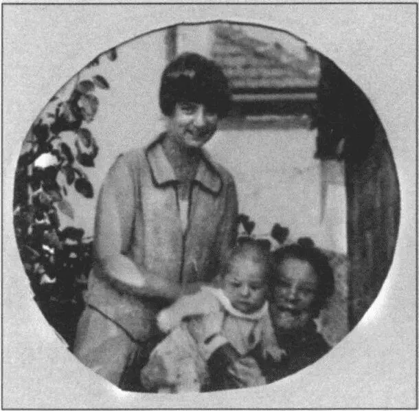 Анна Алексеевна с Ольгой Иеронимовной Капицей и Сергеем 1928 Елена Дмитриевна - фото 45