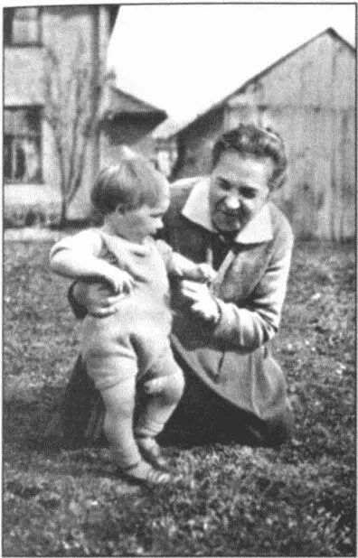 Елена Дмитриевна Крылова с внуком Сергеем Сергей с младшим братом Андреем - фото 46