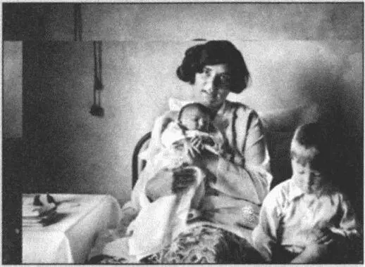 Анна Алексеевна с новорожденным Андреем и старшим сыном Сергеем 1931 С - фото 48