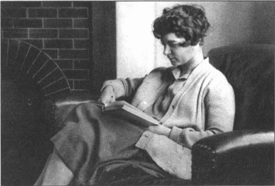 В доме Капиц в Кембридже 1927 Петр Леонидович и Анна Алексеевна 1930 Ольга - фото 51