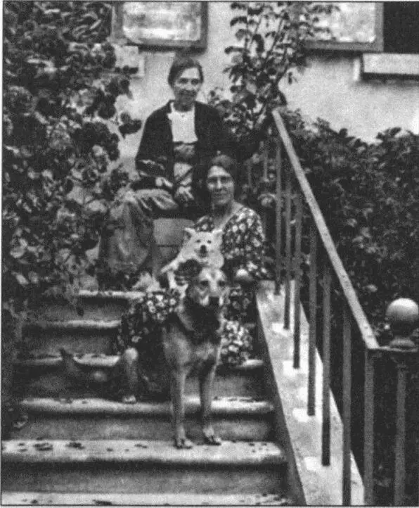 Е Д Крылова и М И Сабинина 1942 Е Д Крылова Париж 1945 А А Капица - фото 68