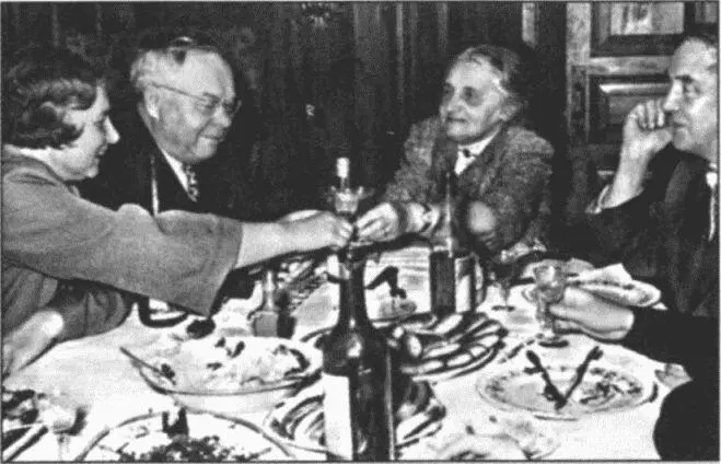 A А Капица B В Иванов Е П Пешкова П Л Капица начало 1950х гг - фото 76