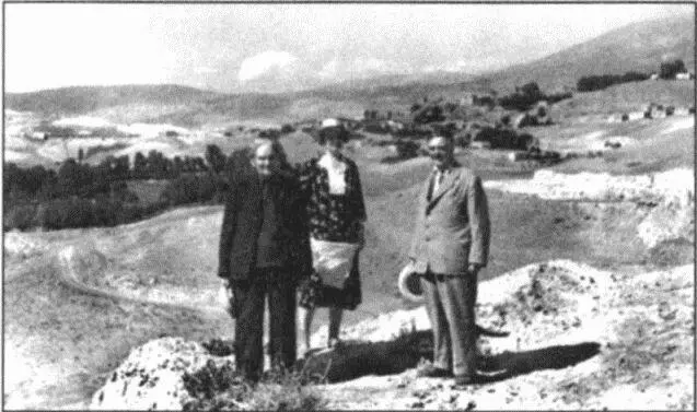 А А и П Л Капицы с Мартиросом Сарьяном по дороге в Гарни Гегарт 1956 А - фото 80