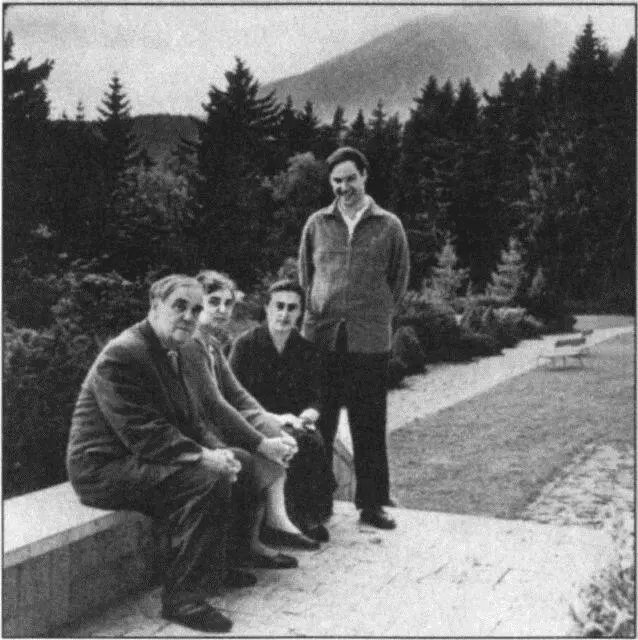 А А и П Л Капицы с Сергеем и его женой Татьяной Татры 1961 Примечания - фото 81