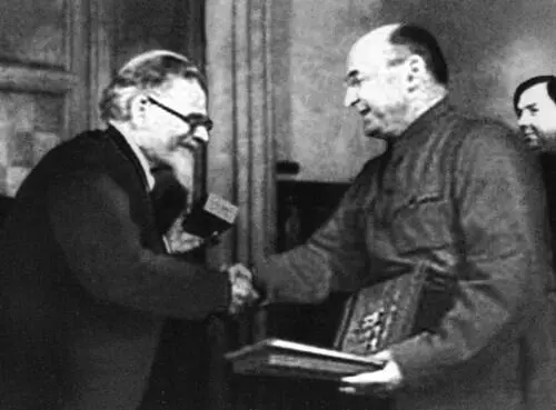 Всесоюзный староста Михаил Иванович Калинин вручает золотую звезду Героя - фото 27