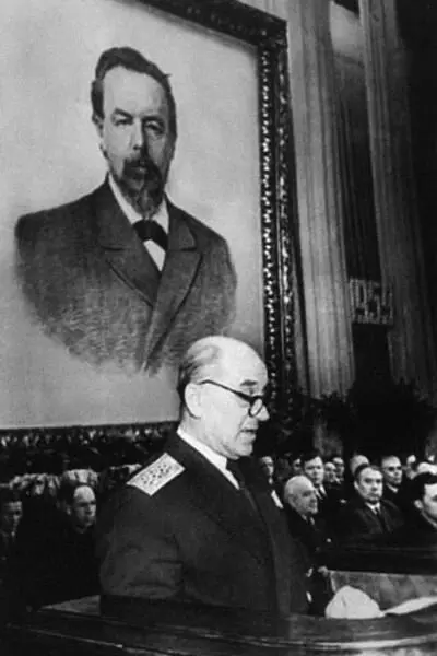 Аксель Иванович Берг читает юбилейный доклад к 100летию со дня рождения А С - фото 28