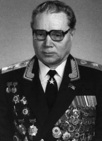 Николай Павлович Емохонов Аксель Иванович Берг с трехлетней дочерью Маргаритой - фото 37