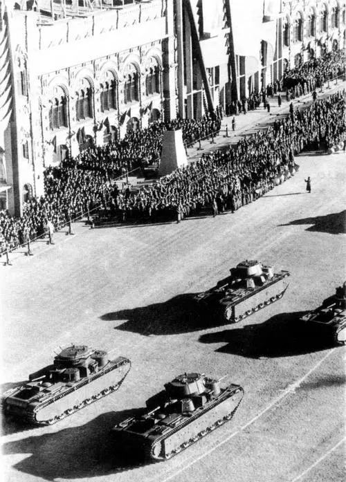 На параде 7 ноября 1939 года два танка образца 1939 года с коническими башнями - фото 61