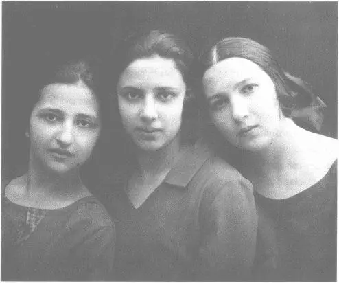 Сестры Ласкины вскоре после переезда в Москву 1932 г Мне представляется что - фото 24