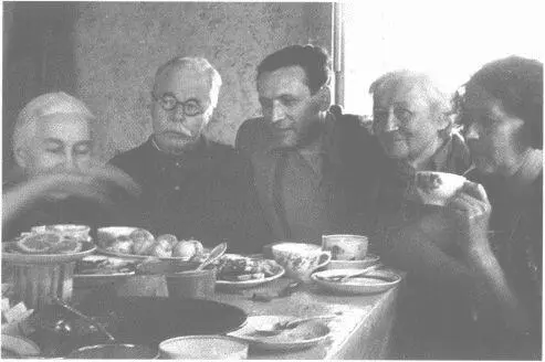 А Л и А Г Иванишевы в гостях у старшей сестры бабы Али тети Люли Л Л - фото 31