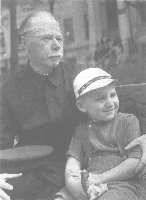 Мы с дедом на Гоголевском бульваре 1946 г С друзьями на Рижском взморье - фото 33