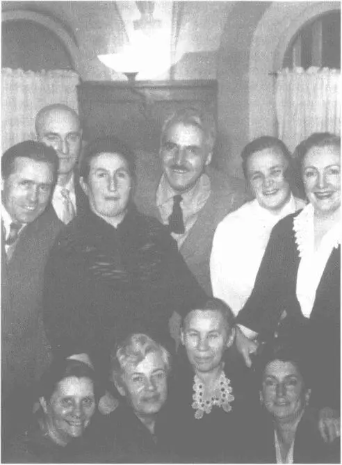 Марья Акимовна на празднике своего 50летия В кружевном воротнике между Н П - фото 42