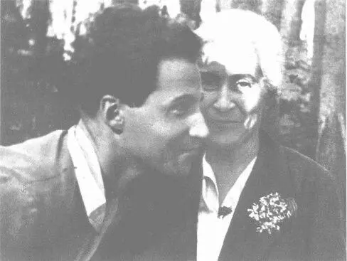 А Л Иванишева с сыном еще Кириллом Симоновым середина 30х Я приведу - фото 44