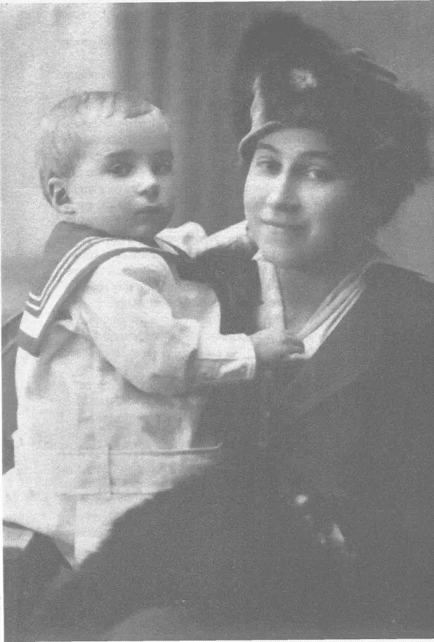 Алинька с долгожданным сыном Кириллом 1916й начало 1917 г Итак вскоре - фото 50