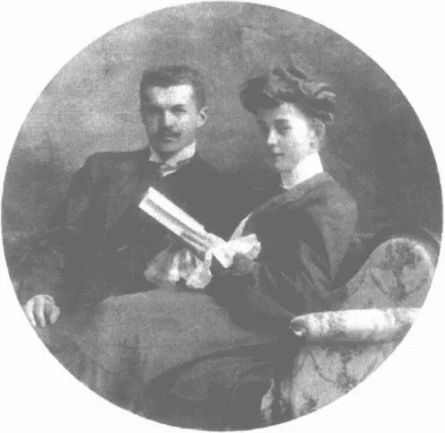 Старший брат Алиньки князь Николай Леонидович Оболенский с женой Париж 1925 - фото 51