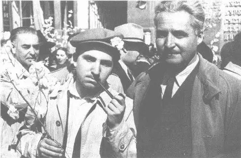 Не знаю кто в чью жизнь входит но мы впервые вместе на майской демонстрации в - фото 57