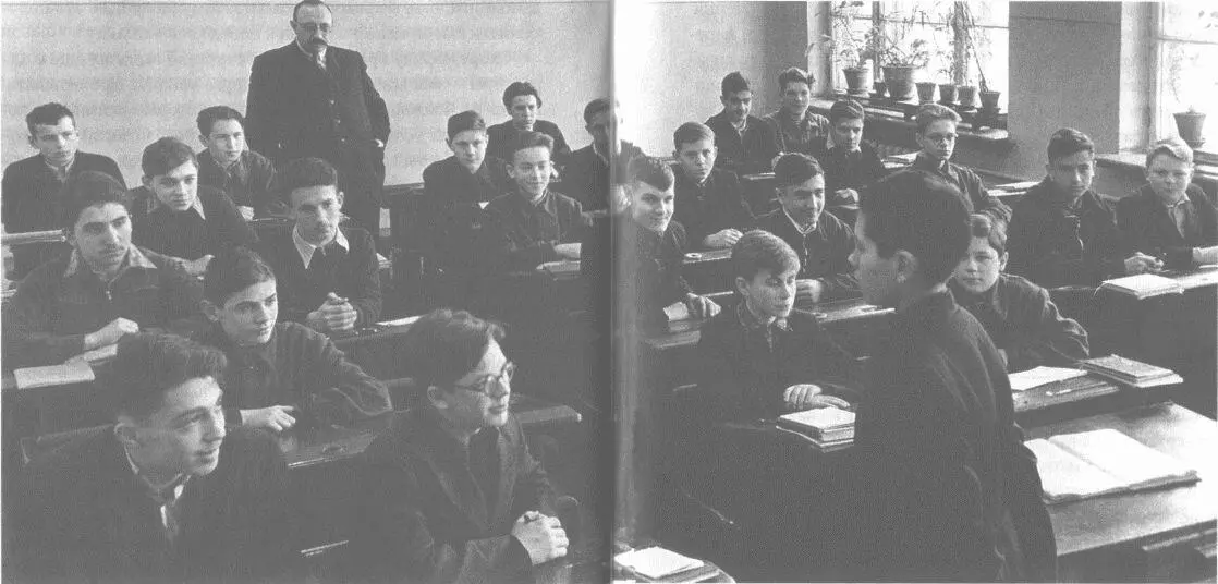 Всех помню наизусть наш историк С Е Левин и Сашка Шнитников стоят Сидят в - фото 71