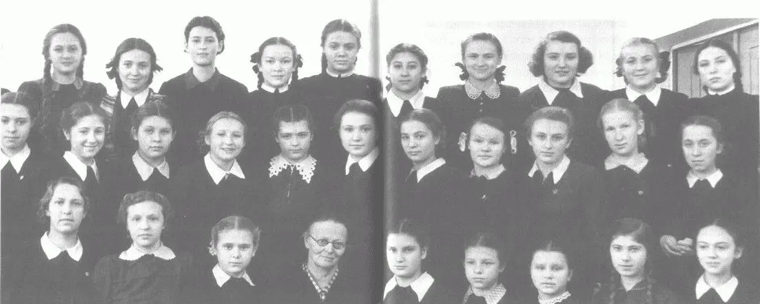 Наши девочки партнерши по танцам Слева в верхнем ряду вторая Мила третья - фото 75