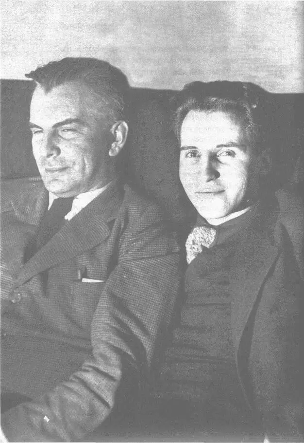 Луговской и Симонов пока еще Кирилл 1936 г Итак начинается песня о - фото 76