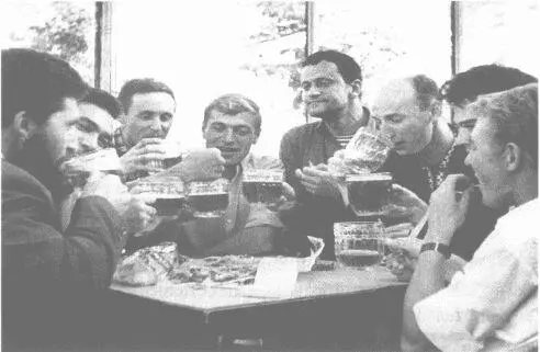 Мы с Эмкой на съемках моей курсовой Паруса и стены Третий слева оператор - фото 89