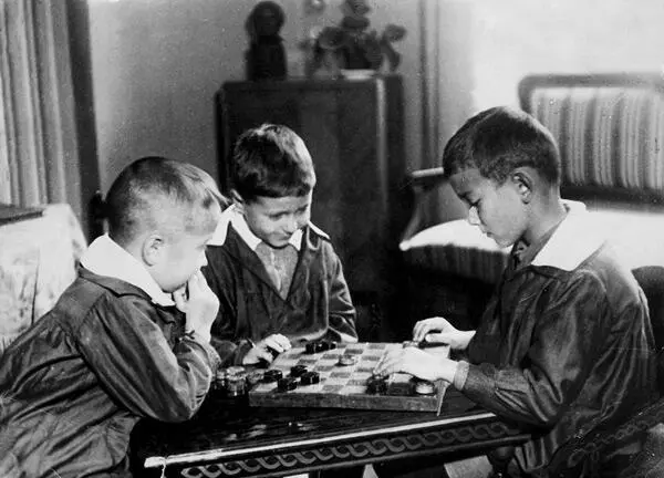 Наблюдаю в детском саду за играющими в шашки Примерный мальчик Между прочим - фото 20