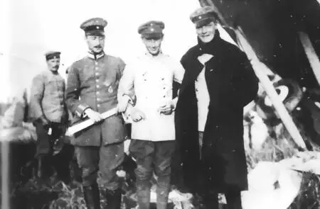 Три ранних аса 1 июля 1916 г Эрнст фон Альтхаус в центре которого держат - фото 4