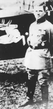 Карл Дегелов на фоне своего самолета Fokker D VII с его персональной эмблемой - фото 41