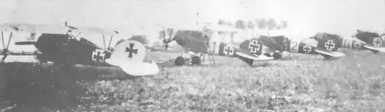 Линейка истребителей Albatros D III и D V из Jasta 27 в 1917 г Ближайшая - фото 67