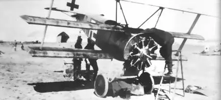 Механики обслуживают Fokker Dr I из Jasta 19 в апреле 1918 г Вероятнее всего - фото 68