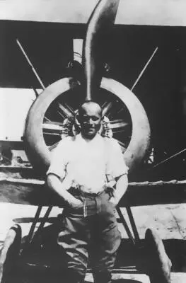 На этом фото Киссенберт без формы на фоне захваченного истребителя Sopwith - фото 99