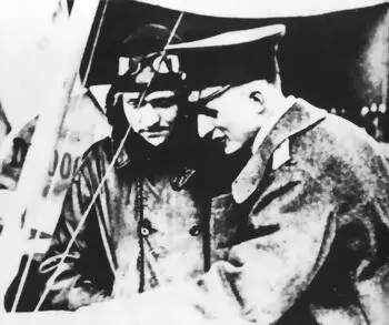 Гауптман Хеннинг фон Остеррот из Jasta 12 справа обсуждает задание с - фото 135