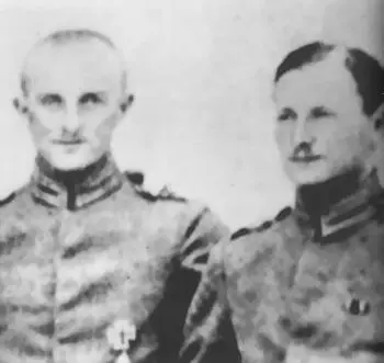 Лейтенант Ганс Вайсс 16 побед и вицефельдфебель Йозеф Швендеманн 17 побед - фото 166